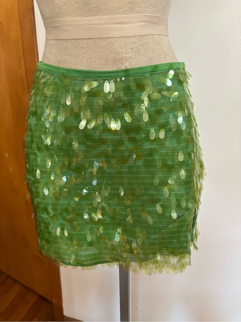 URBAN OUTFITTERS: Sequins Pailette Mini Skirt SZ.S (LIME GREEN)